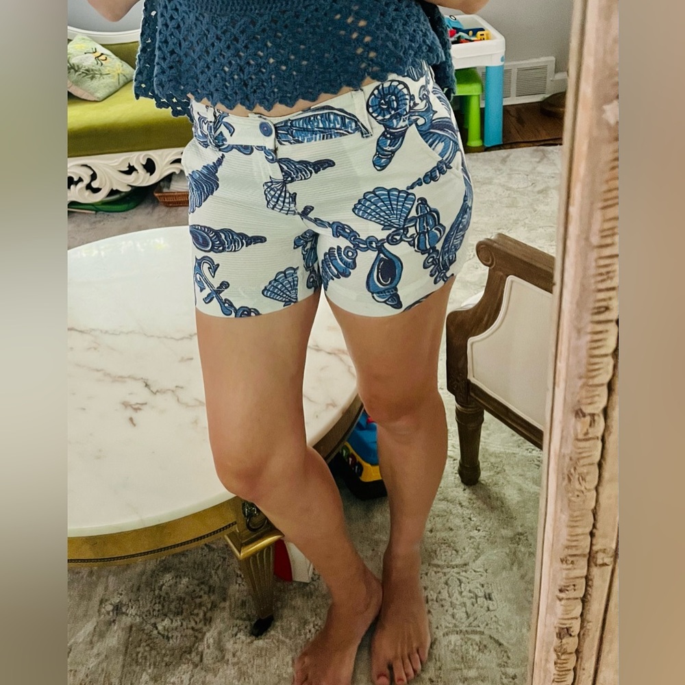 Lilly Pulitzer cute shorts in white and blue color print. Size 0.